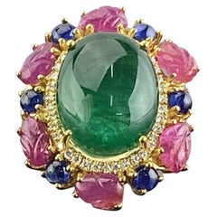 Bague cocktail certifiée 12,80 carats, cabochon d'émeraude, rubis et saphir bleu