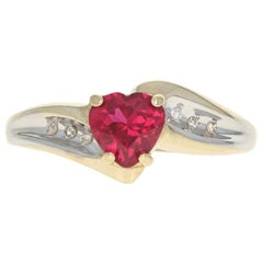 Gelbgold Synthetischer Rubin & Diamant Bypass-Ring, 10k Herzschliff 1,03 Karat
