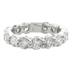 Alianza de oro blanco de 18 quilates con diamante brillante redondo