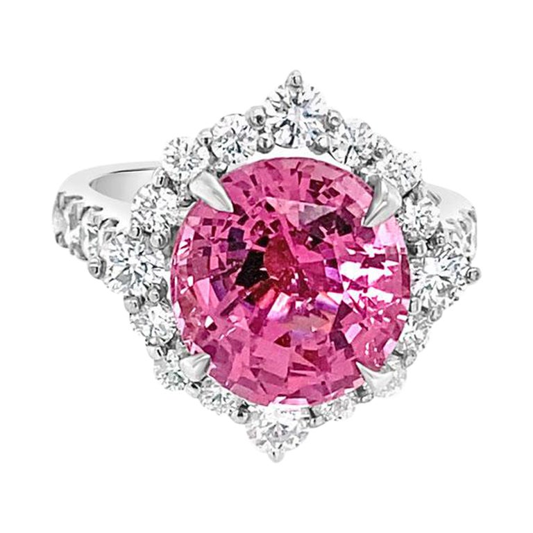 Bague en or blanc 18 carats avec spinelle rose naturelle de taille ovale de 5,08 carats et halo de diamants de 1,03 carat en vente