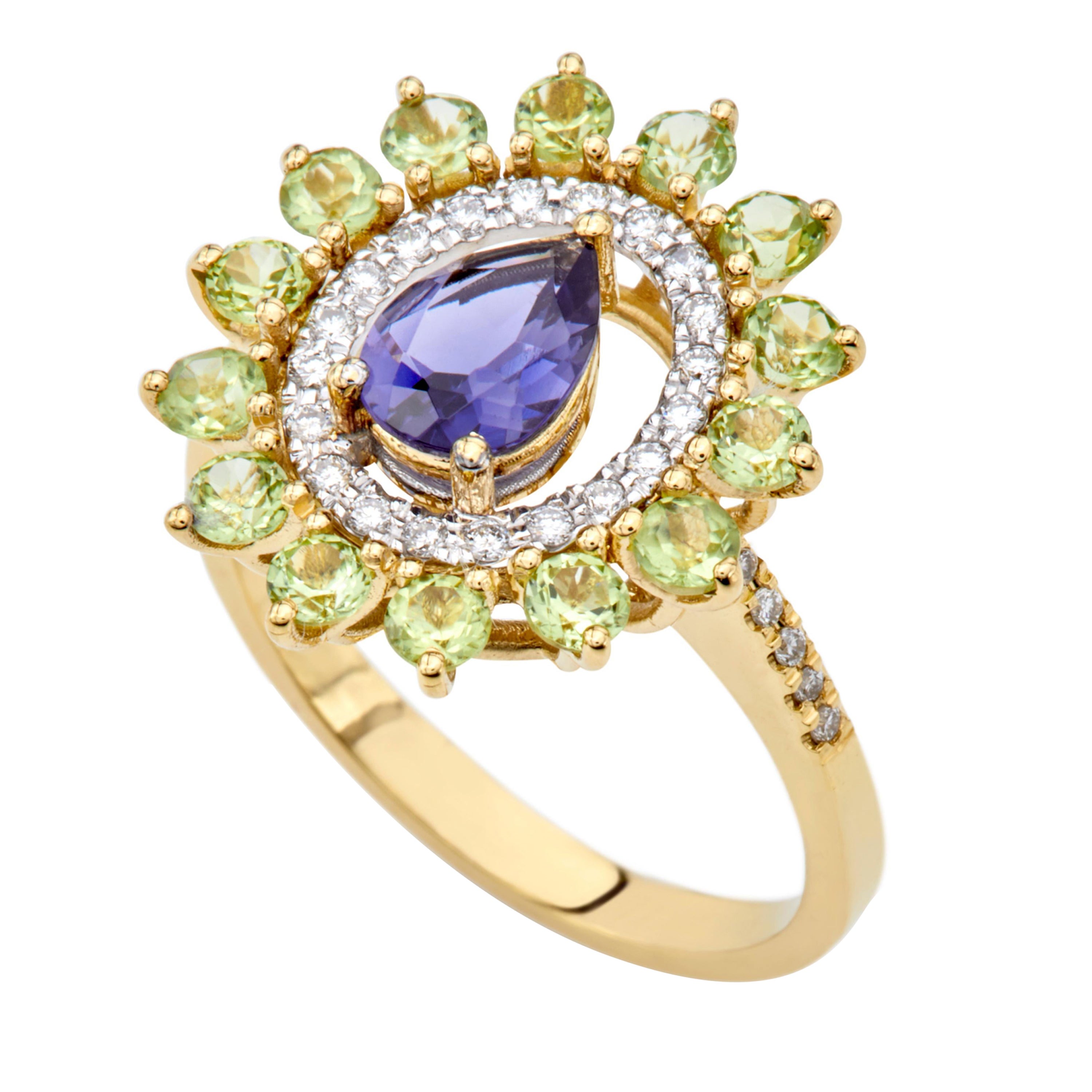 Im Angebot: Ring aus 18kt Gelbgold, birnenförmiger Cluster aus Iolith, Peridons und Diamanten ()