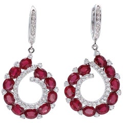 Boucles d'oreilles pendantes en or blanc 18 carats, rubis, diamants