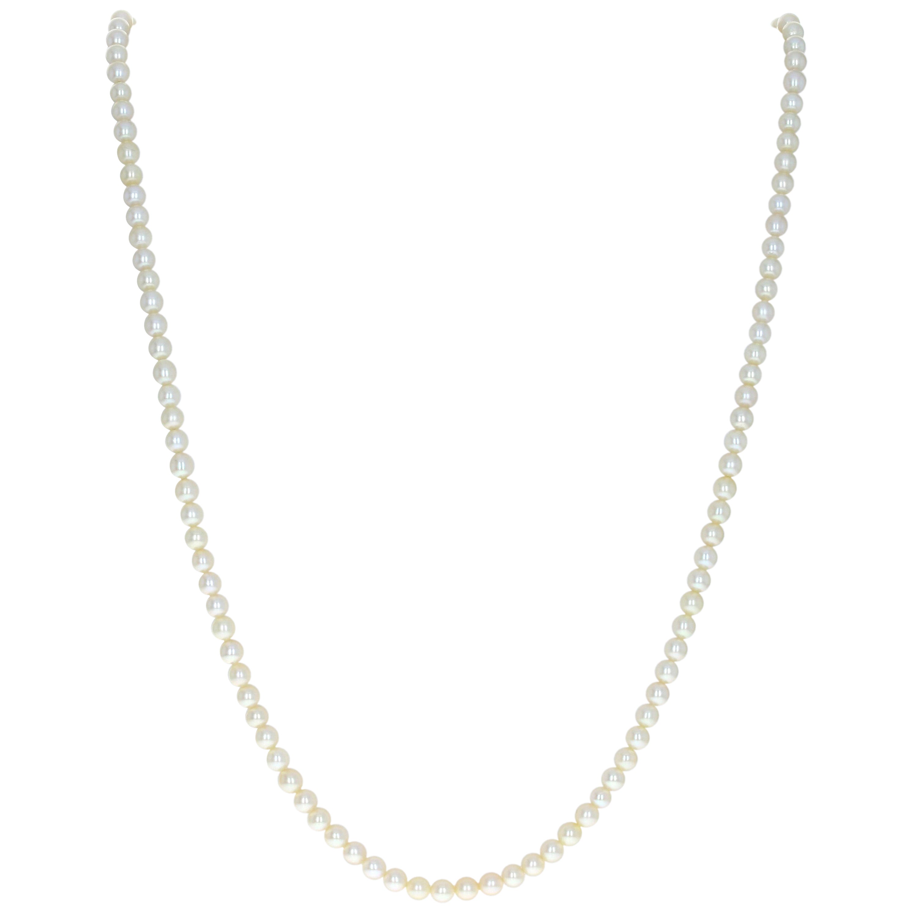 Collier de perles de culture en or blanc, fermoir crochet de poisson 8 carats