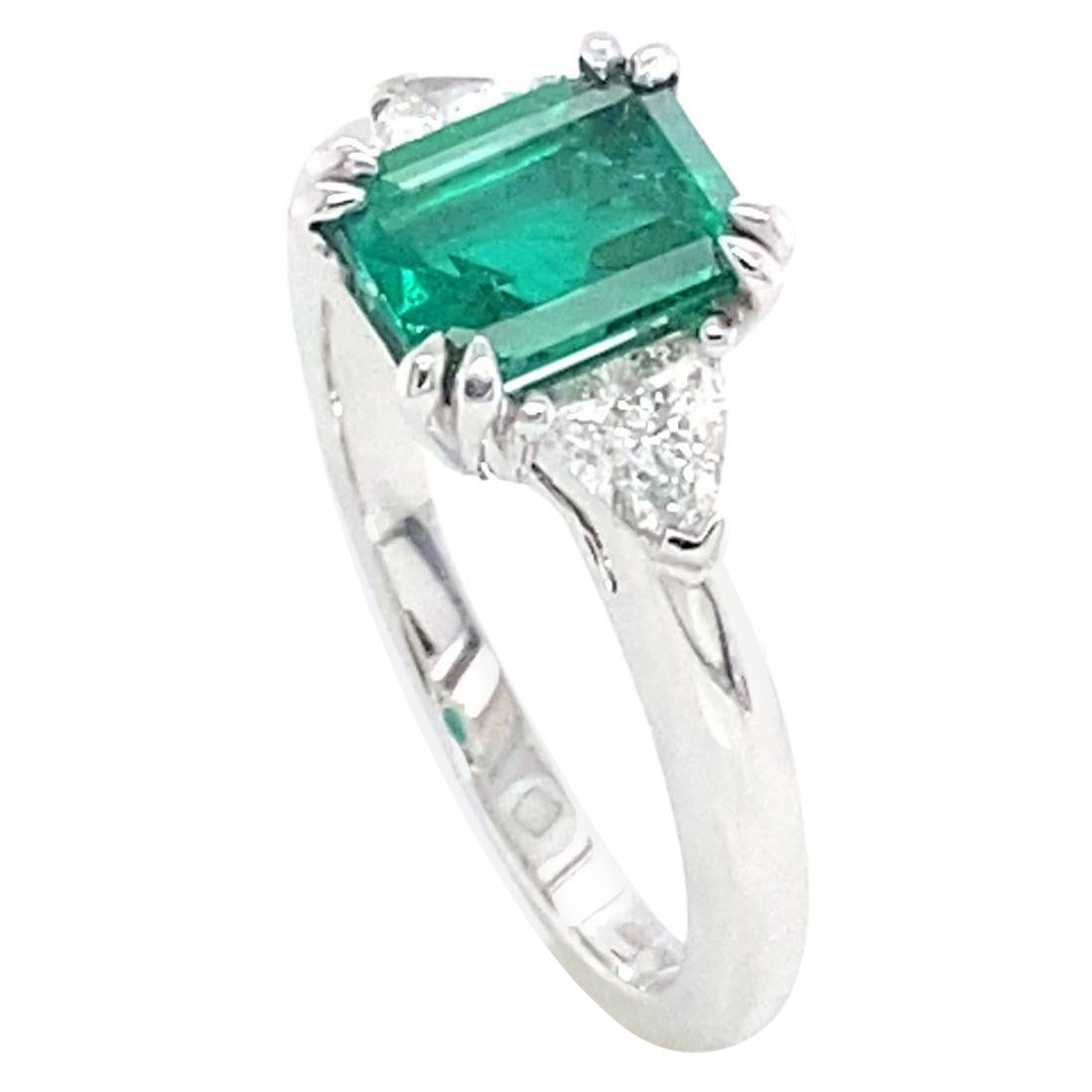 Ring with RPC Emerald and Troïda Diamonds White Gold 18 Karat