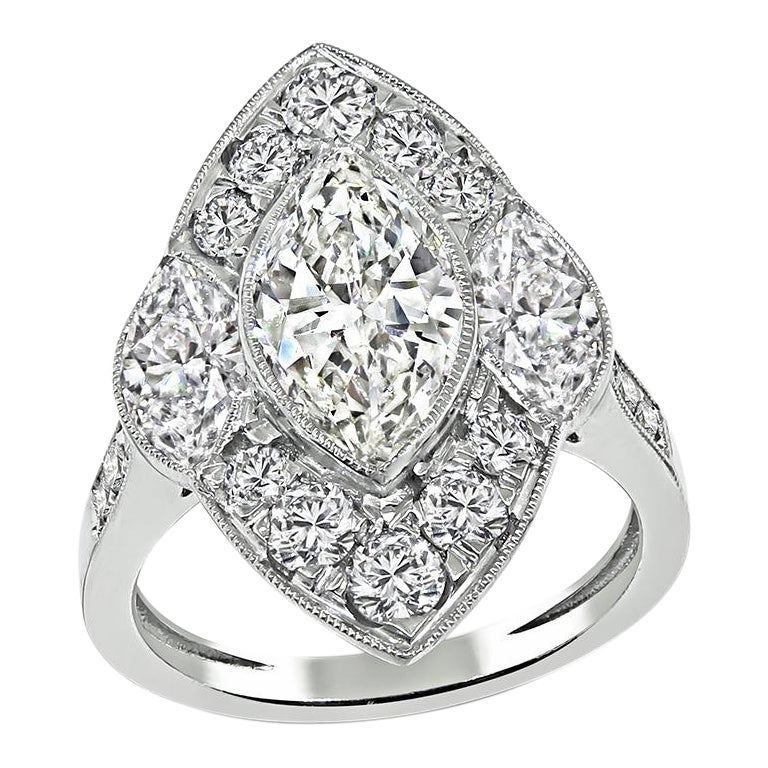 Verlobungsring mit 1,44 Karat Diamant in der Mitte und 1,90 Karat seitlichem Diamant im Angebot