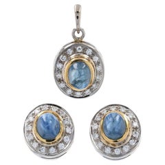 Ensemble boucles d'oreilles et pendentifs en or blanc 18 carats avec saphirs, halo de diamants et cabochon de 2,77 carats