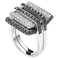 Ring mit weißen Diamanten
