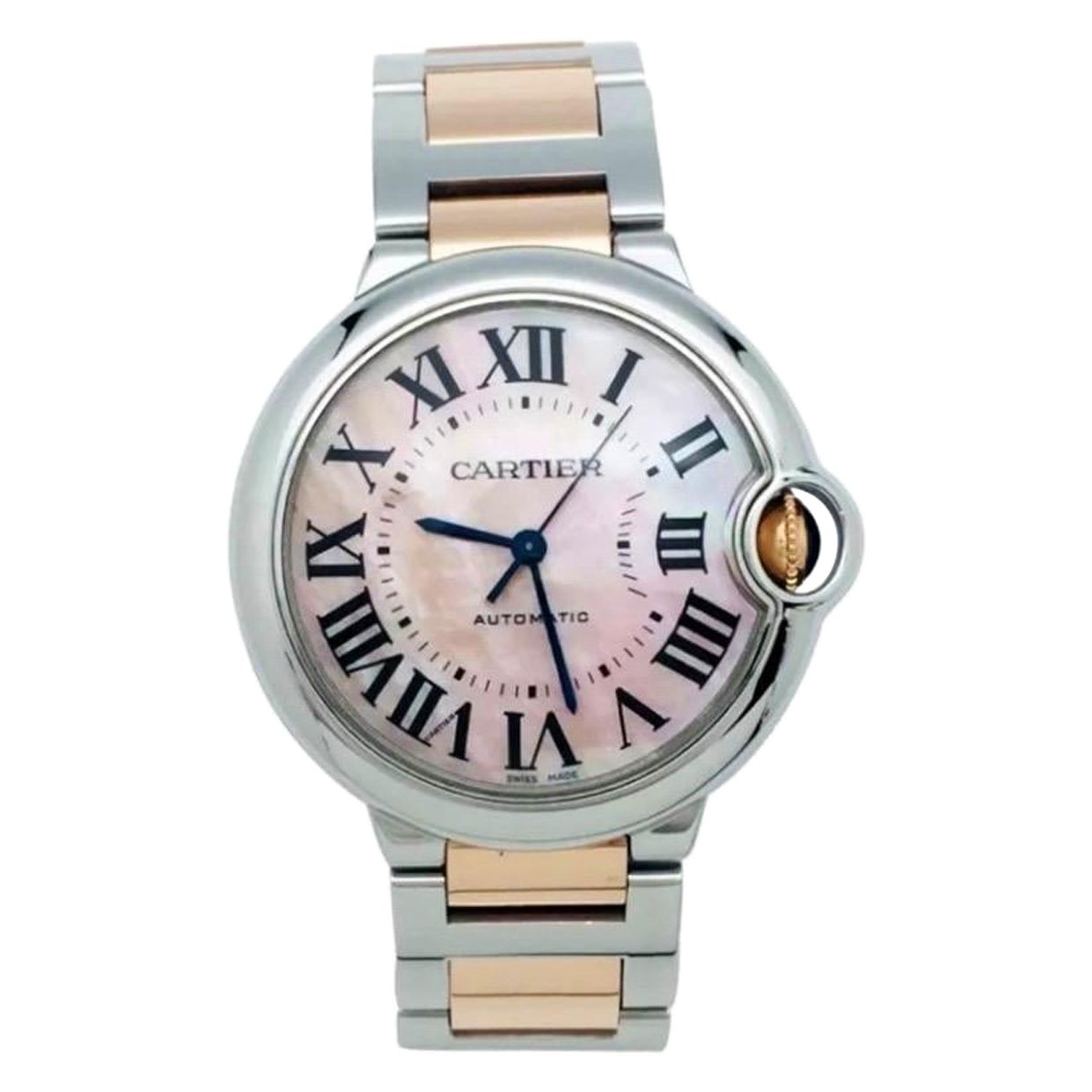 Ballon Bleu Uhr signiert Cartier.

Armband : satinloser Stahl und 18 Karat Gelbgold

Durchmesser: 36mm

Abmessungen der Uhr: 36 x 36 x 11,2 mm (1,4 x 1,4 x 0,43 Zoll)

Kleines Handgelenk (ca. 17 cm)

Automatisches Uhrwerk

Verkauft mit der original