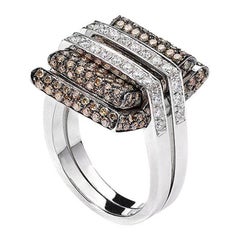 Anello con diamanti marroni in oro bianco