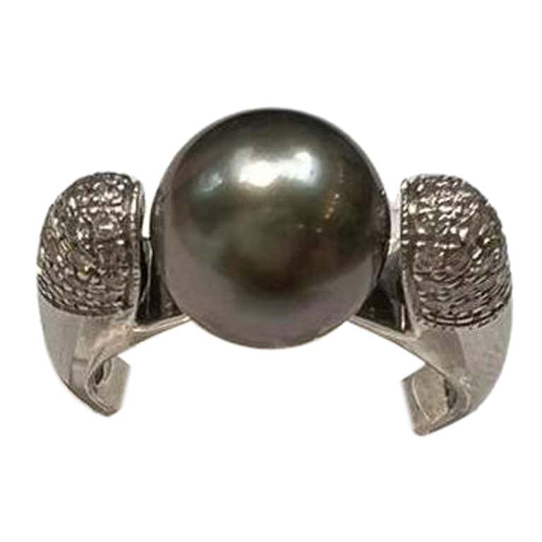 18 Karat Gold and Diamonds Shell Ring with Tahitian Pearl For Sale at ...