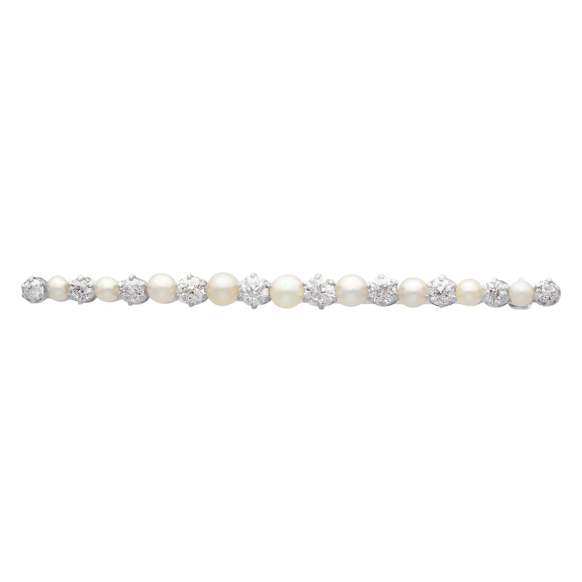 Broche en or blanc 15 carats avec perles anciennes et diamants de 1,01 carat en vente