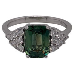 2,58 Karat Ring mit grünem Saphir im Kissenschliff und Diamanten