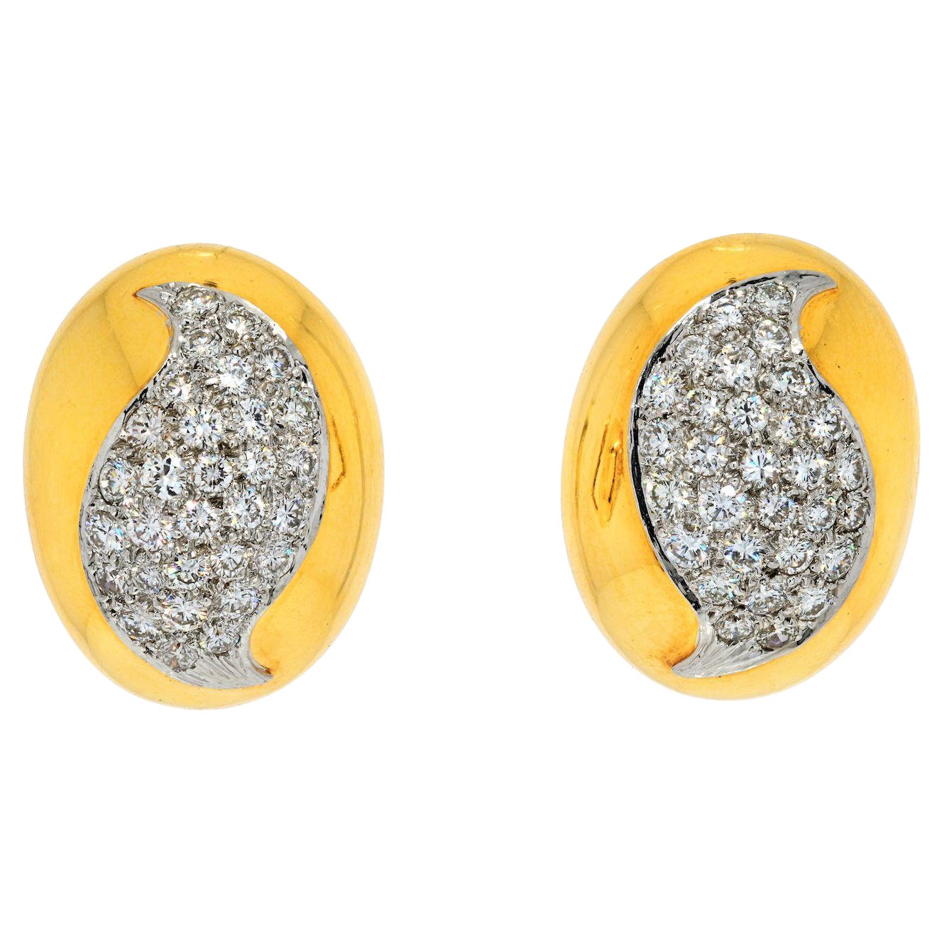 David Webb Boucles d'oreilles bombées ovales en platine et or jaune 18 carats avec pavé de diamants