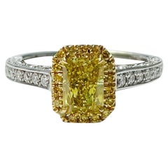 Bague de fiançailles fantaisie en diamant jaune foncé taille radiant certifié GIA