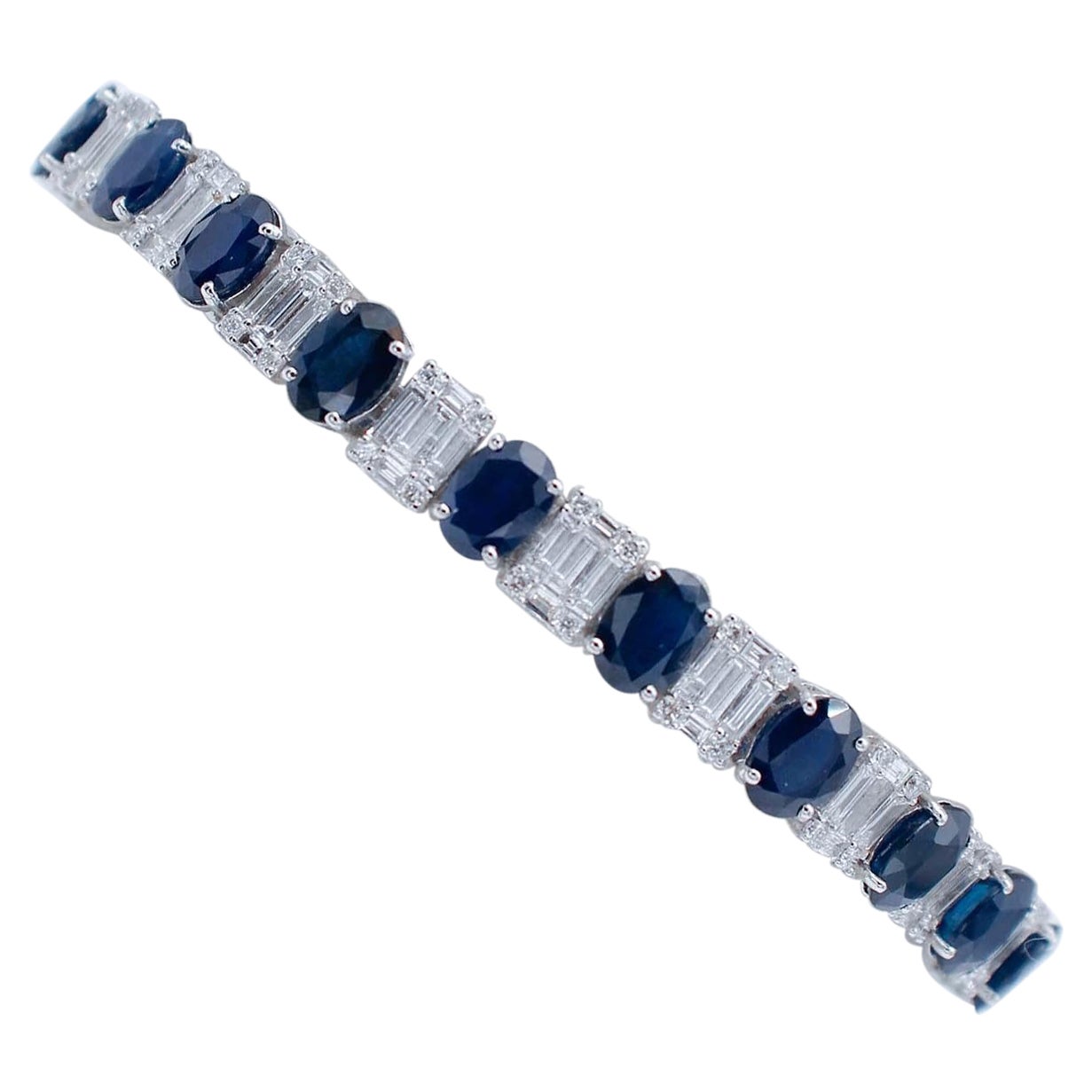 Bracelet moderne en or blanc 18 carats avec 4,74 carats de diamants et saphirs bleus en vente