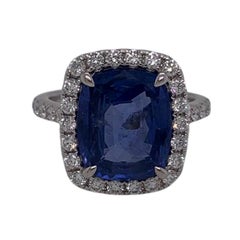 Bague en or blanc 18 carats avec saphir bleu coussin de 6,02 carats et diamants