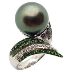 Bague en or blanc 18 carats avec perle des mers du Sud, tsavorite, diamant et diamant noir