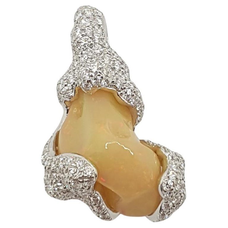 Opale con ciondolo di diamanti incastonato in oro bianco 18 carati