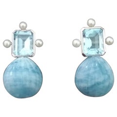 Clous d'oreilles en or blanc avec topaze bleu ciel et perles en aigue-marine gravées en forme de goutte