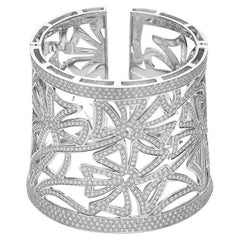 Bracelet manchette rigide avec fleur en diamant