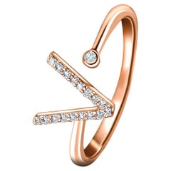 Bague à bijoux personnelle en or rose 18 carats avec diamants de 0,10 carat et initiale en forme de lettre V