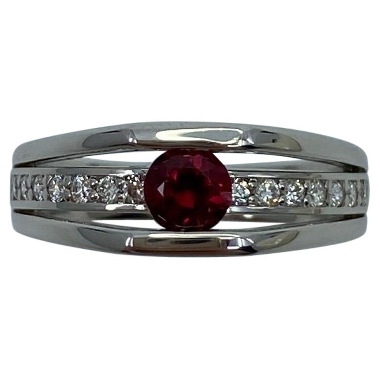 Bague en platine sans chaleur avec rubis rouge profond non traité et diamants, certifié GIA