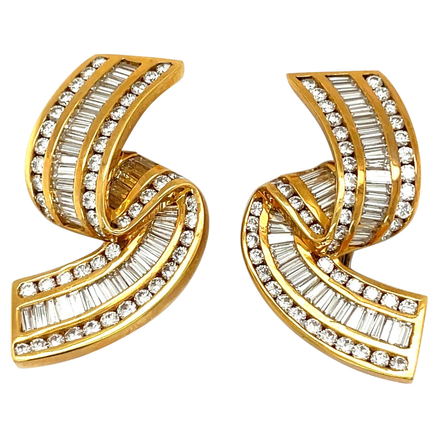 Charles Krypell Boucles d'oreilles en or jaune 18 carats avec ruban de diamants ronds et baguettes de 6,94 carats en vente