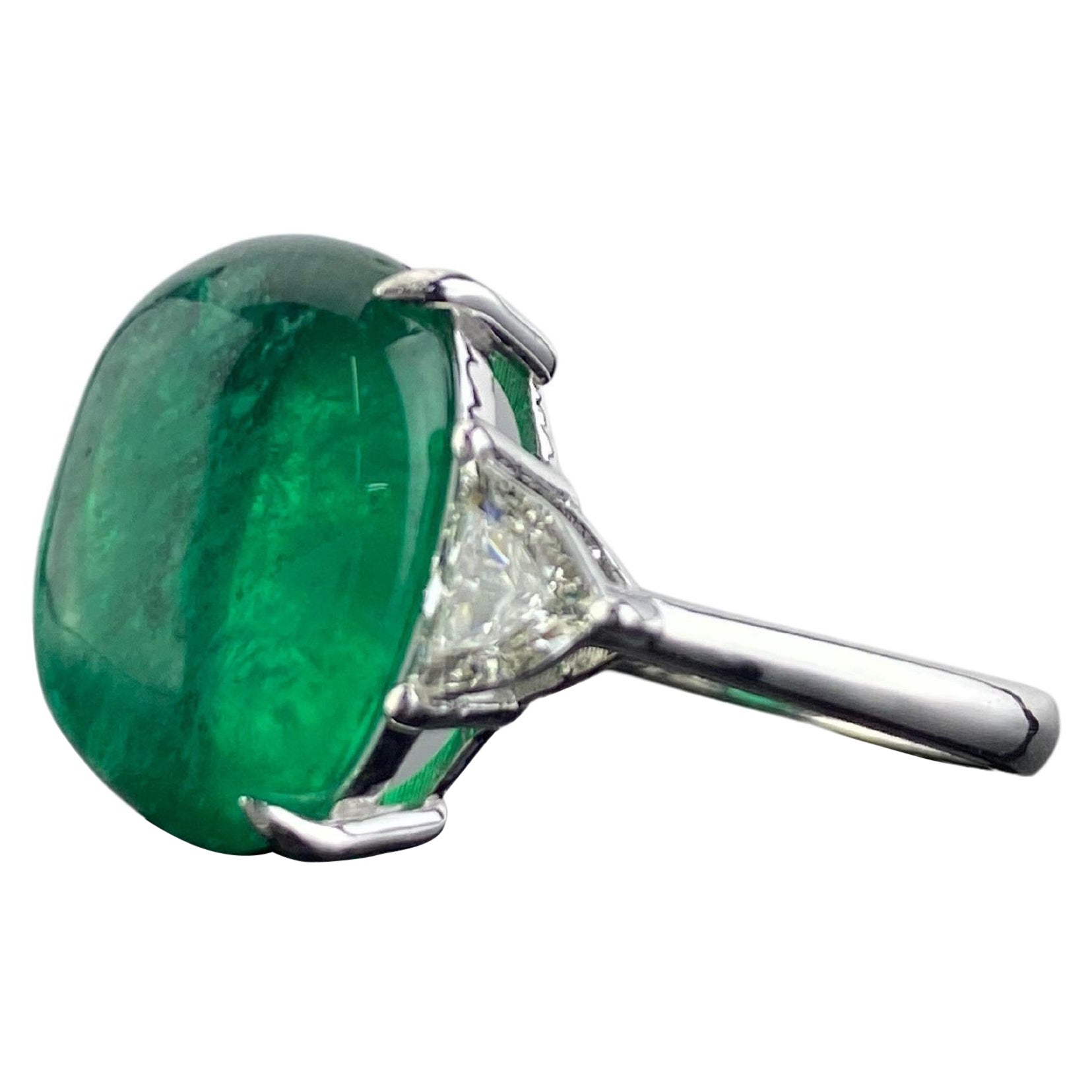 Verlobungsring mit zertifiziertem 10,55 Karat Smaragd-Zuckerloaf und Diamant-Drei Steine