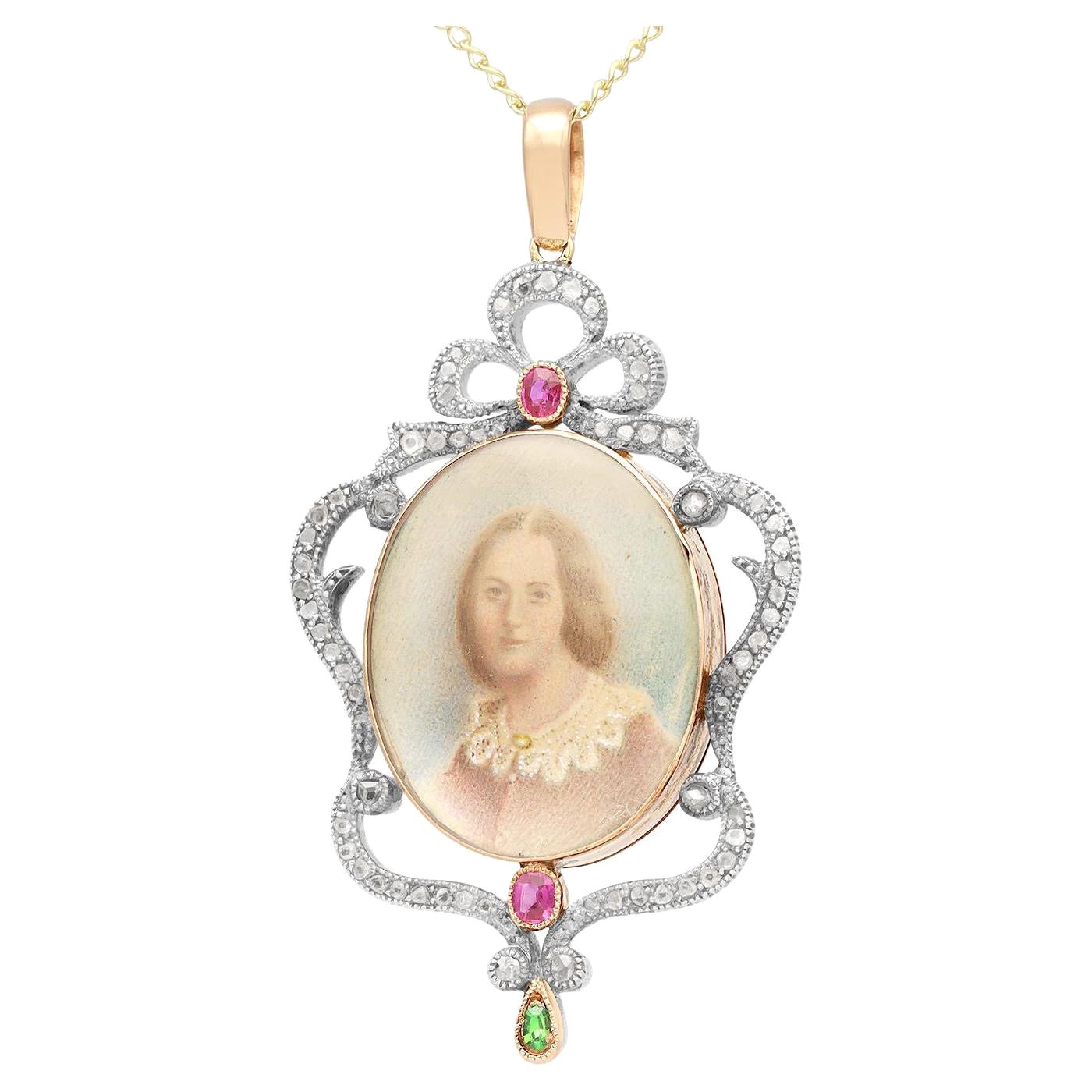 Pendentif / médaillon victorien en or rose avec rubis, diamants et pâte verte  en vente