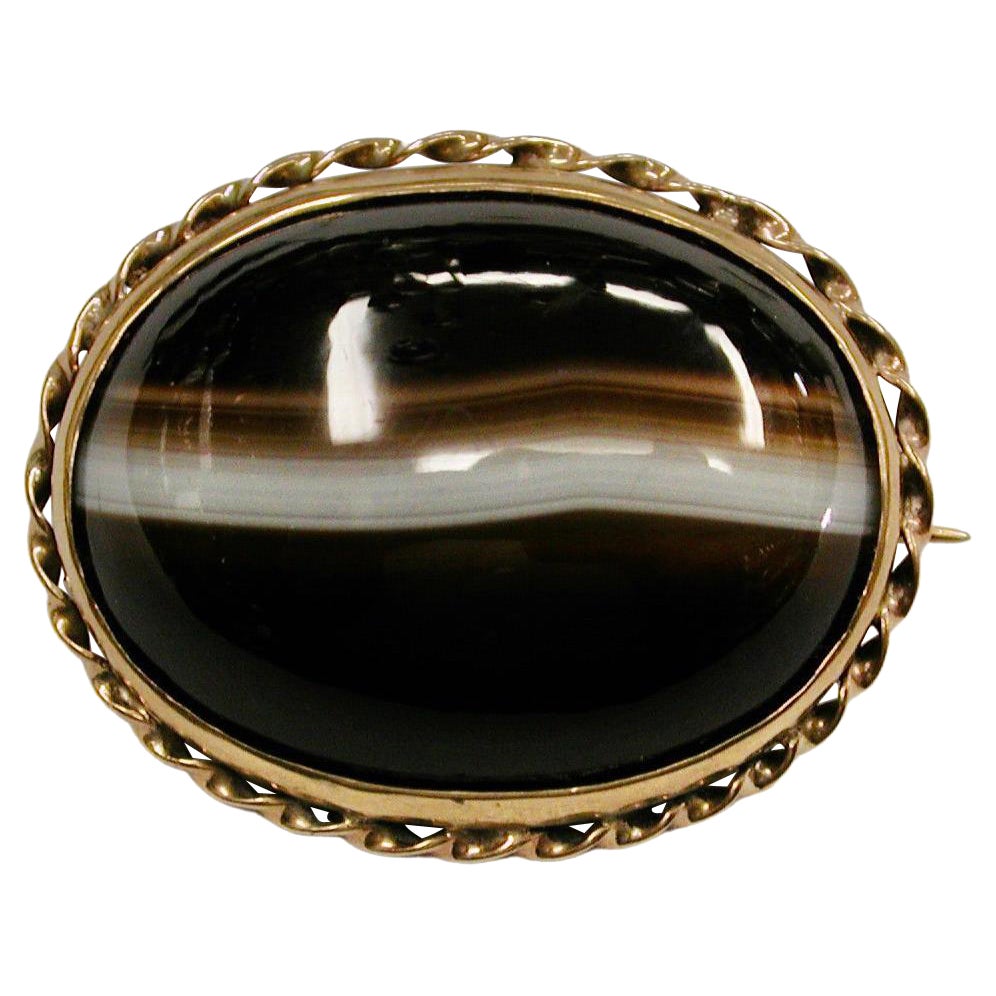 Banded Agate Brooch Mounted in 9 Ct Gold, Dated Circa 1950 For Sale