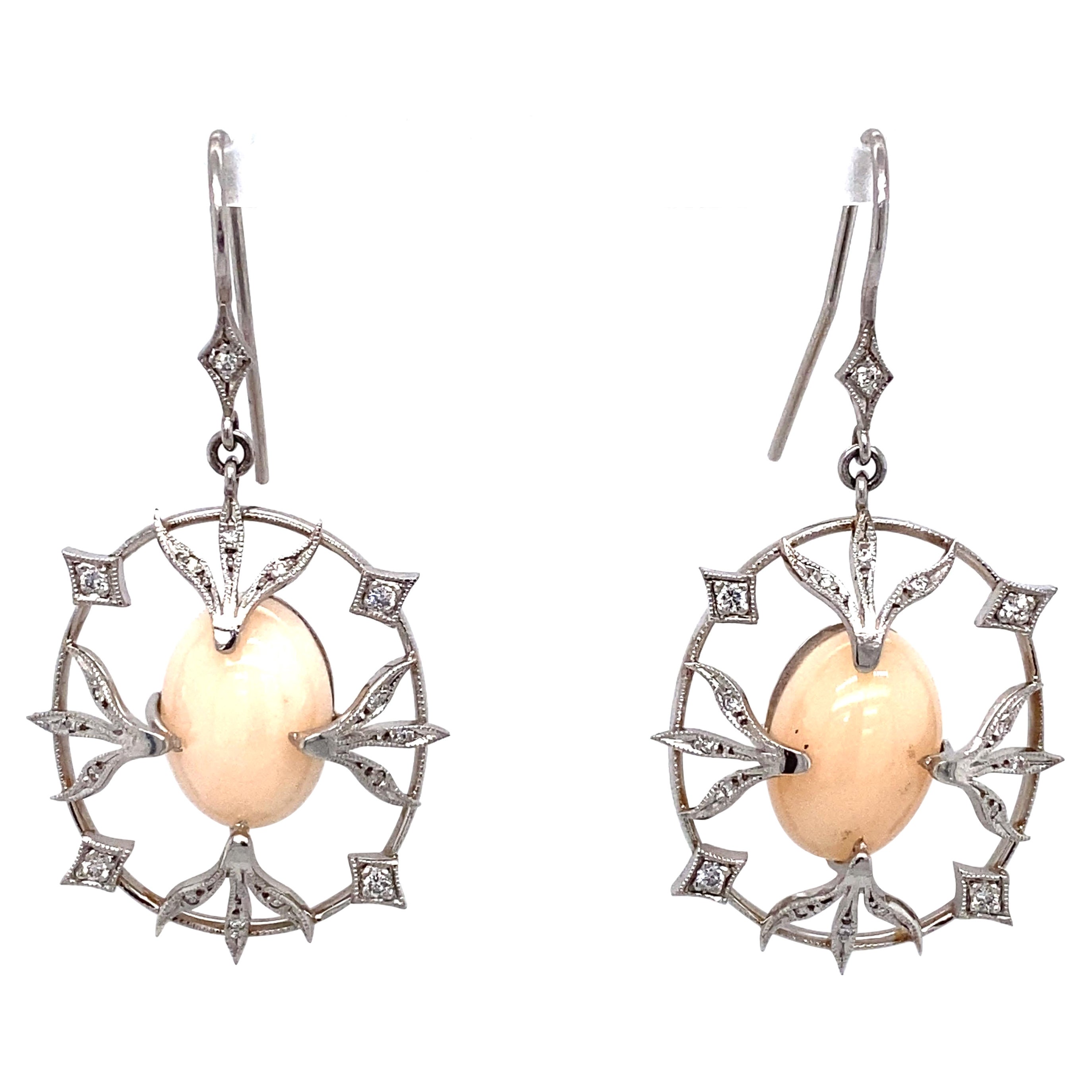 Boucles d'oreilles pendantes ovales en platine, corail et diamants des années 1950 en vente