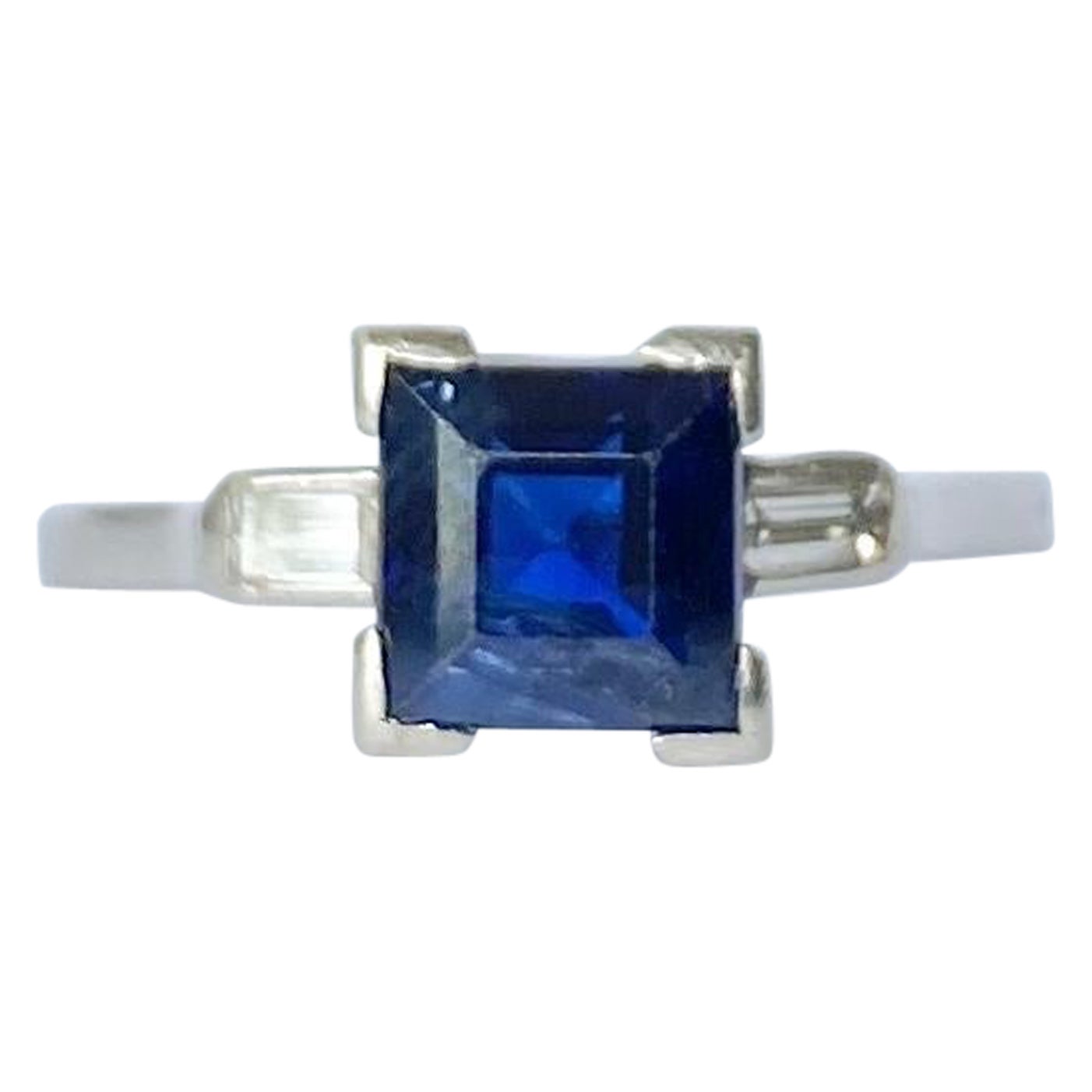 Dreisteiniger Ring aus Platin mit Saphiren, Diamanten und Diamanten im Art déco-Stil im Angebot