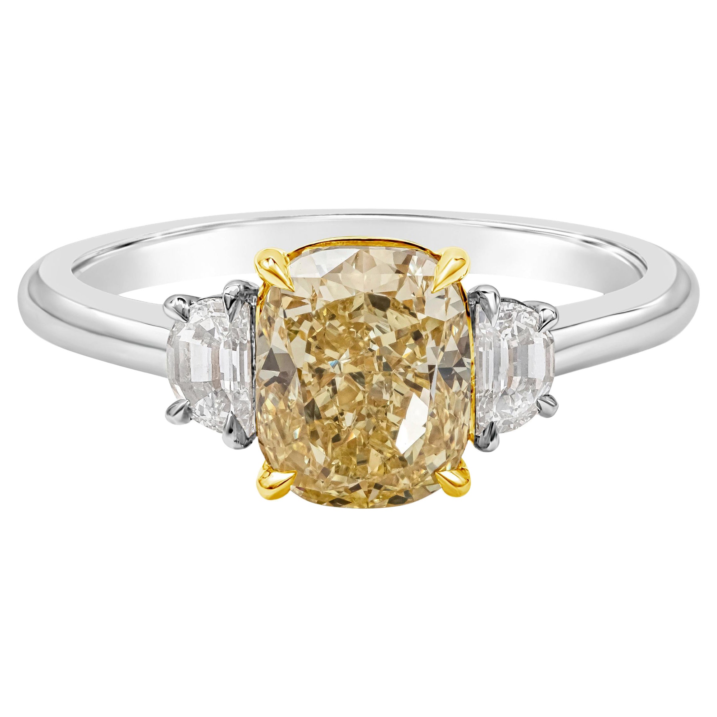 Bague de fiançailles à trois pierres en diamant jaune intense fantaisie de 2,03 carats