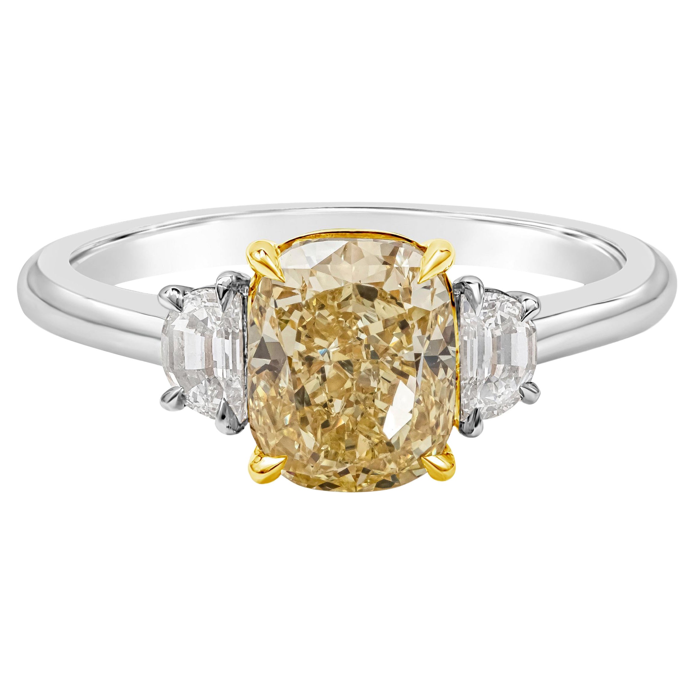 Anello di fidanzamento a tre pietre con diamante giallo taglio cuscino da 2.03 carati certificato GIA