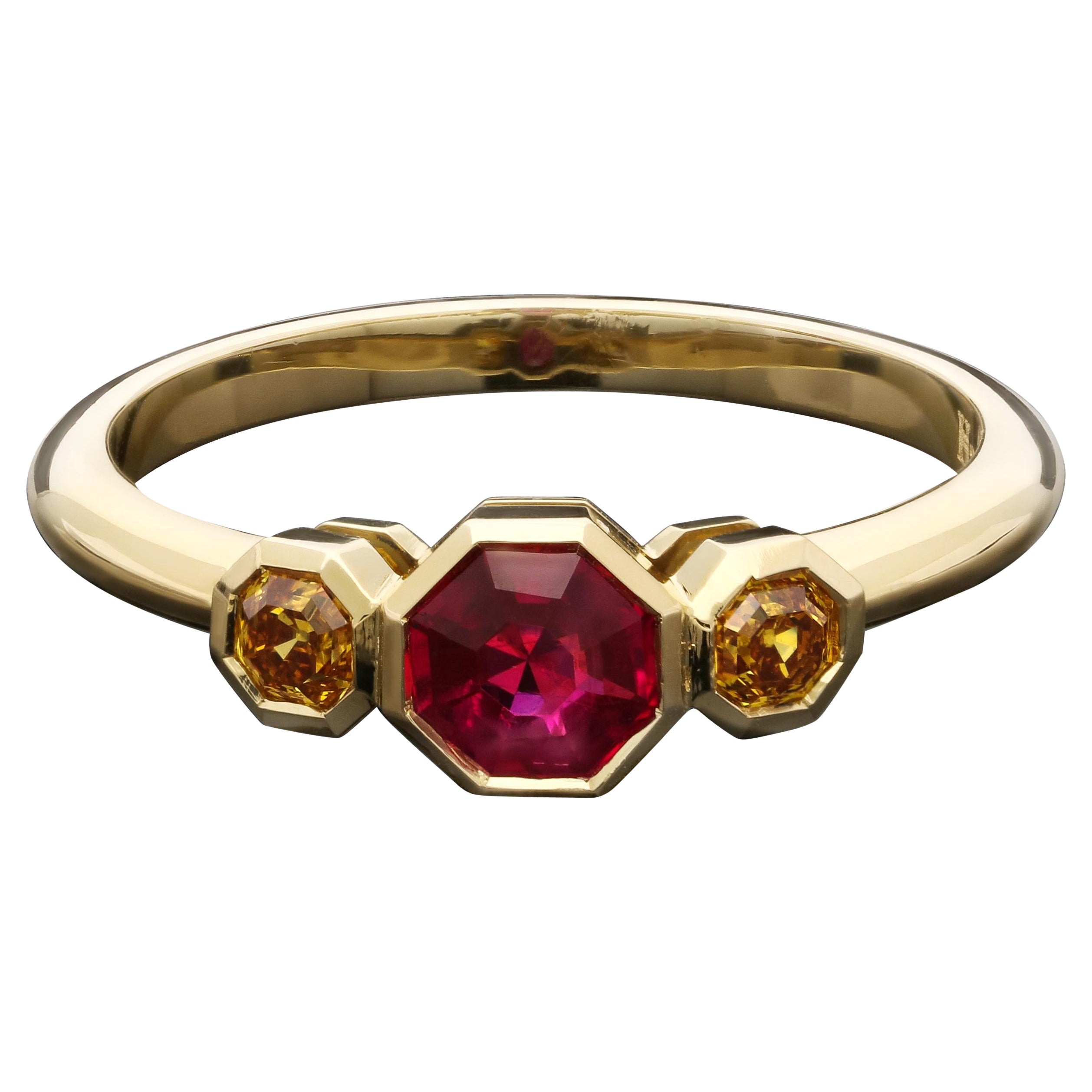Hancocks Zeitgenössischer 0,52 Karat Asscher-Schliff burmesischer Rubin Diamantring mit ausgefallenen Farben