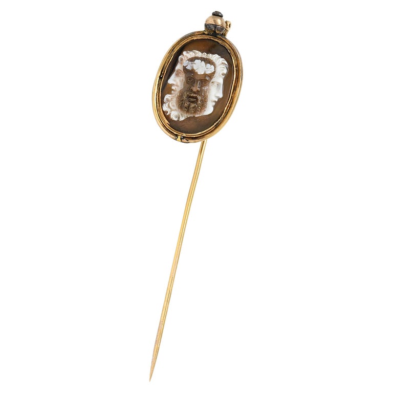 Superbe épingle à cravate victorienne en or 18 carats avec camée en agate  représentant Persée Méduse En vente sur 1stDibs