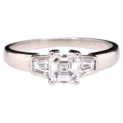 Anello di fidanzamento in platino da 0,54 carati con tre pietre di diamante vintage con taglio Asscher