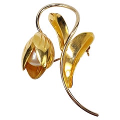 Tulip Signed Dellefleurs Flower Brooche in 18k Gold and  Cultivated Pearl