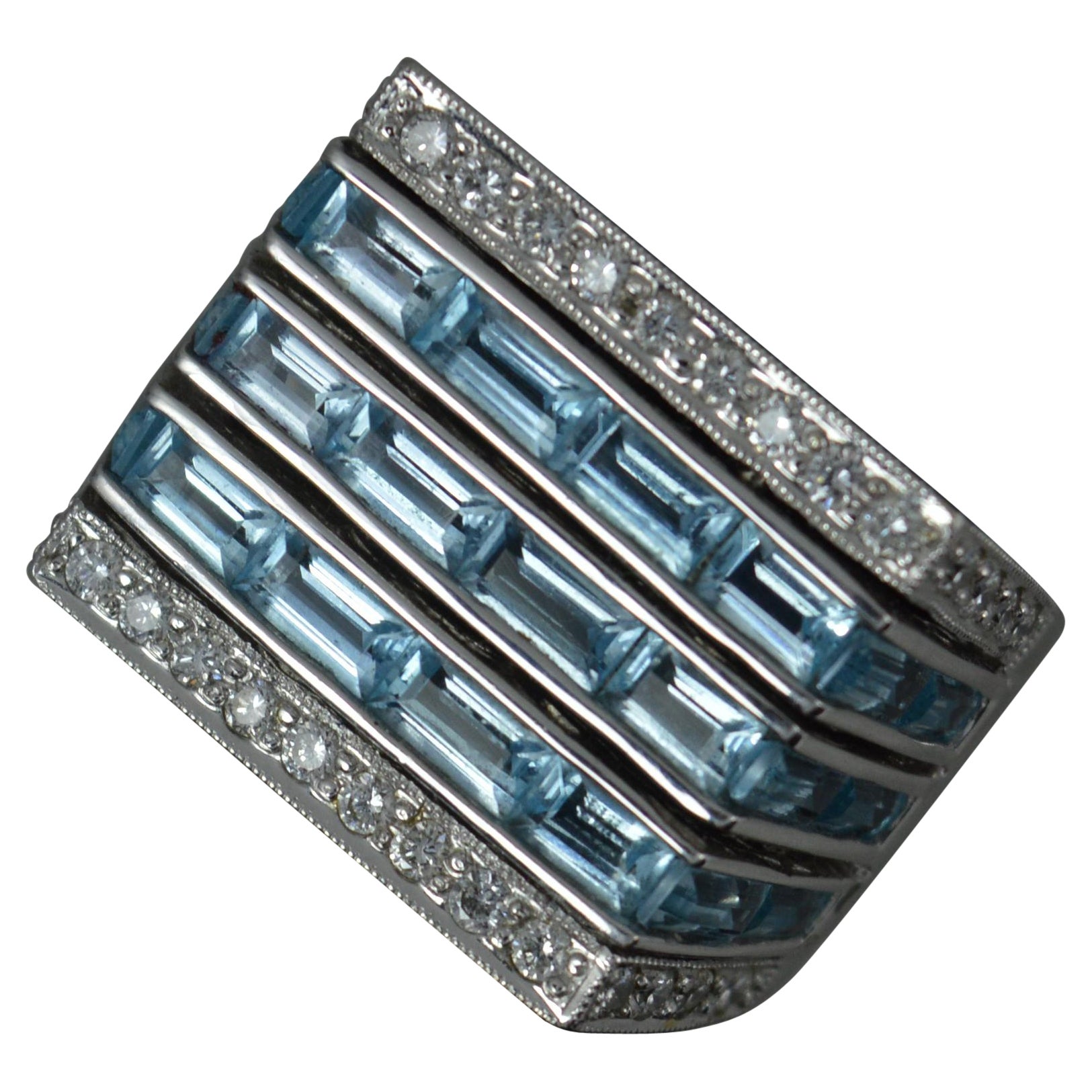 Bague grappe épaisse en or blanc 18 carats avec topaze bleue et diamants