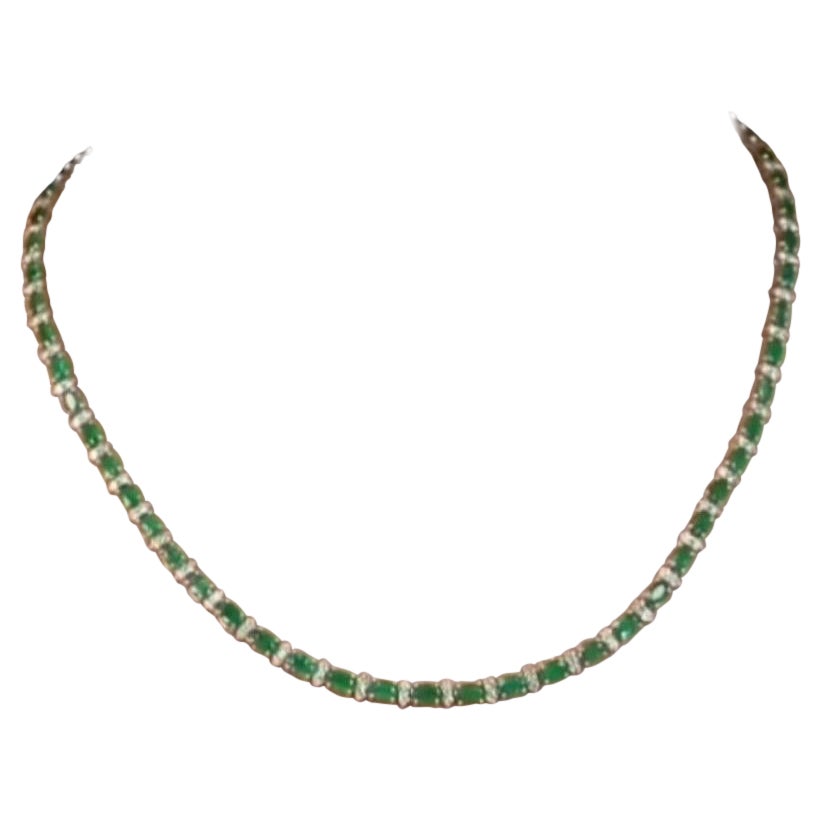 Important Gorgeous Glittering 18KT Gold 10CT Emerald Diamond Necklace For Sale