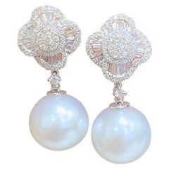 Pendants d'oreilles rares en or 18 carats avec grand trèfle de perles fantaisie et diamants