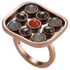 14K "Panic Button" Ring mit schwarzem Saphir, grauem Mondstein und Korallen-Cabochons