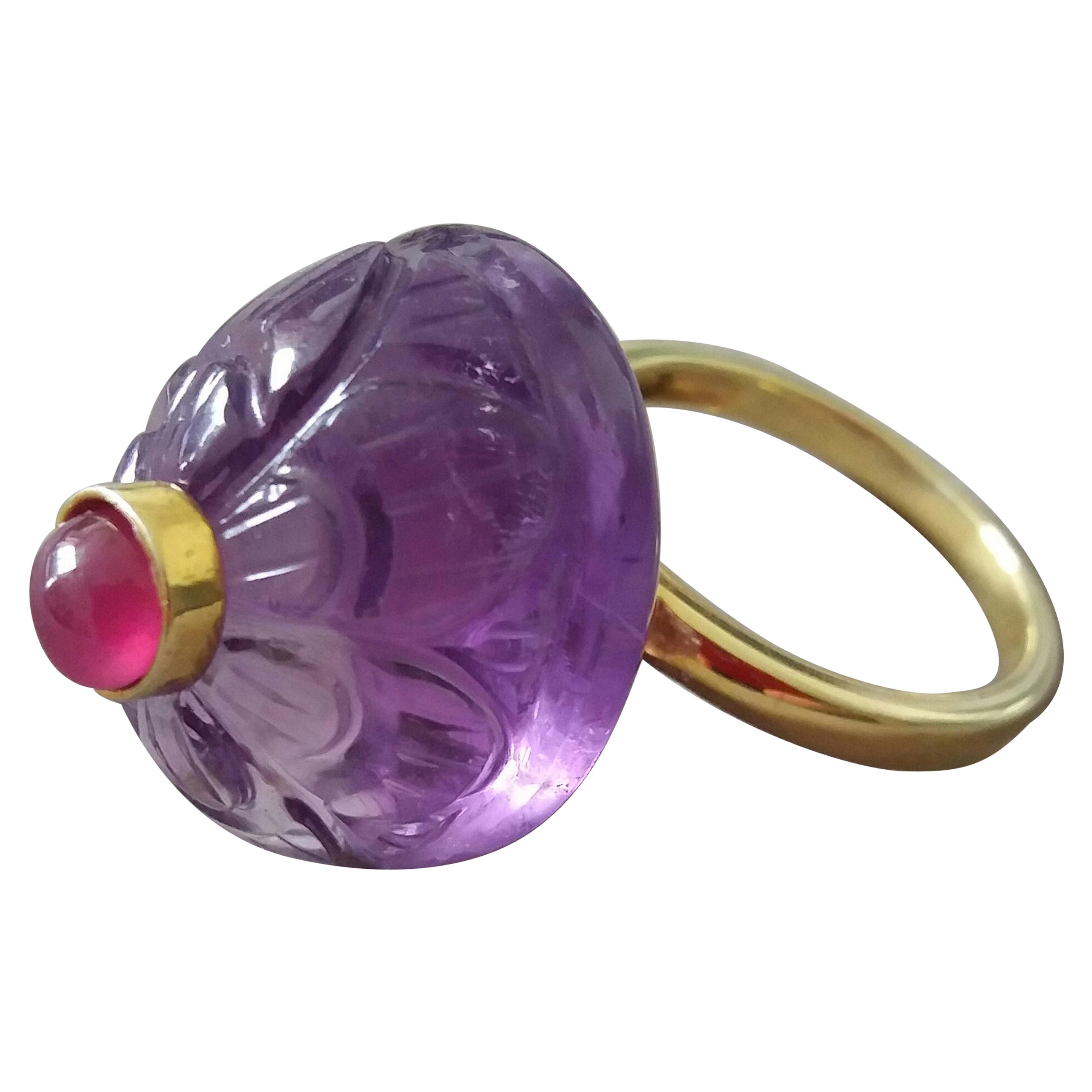 Anillo de cóctel de oro grabado con cabujón de amatista natural de forma ovalada y rubí redondo