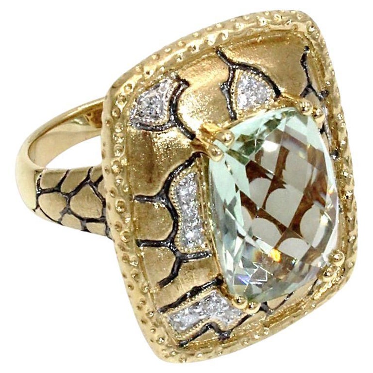 18k yellow gold ring with one chequered cut green amethyst totaling 6.42 carats and diamonds totaling 0.16 carats.

* Finger size: 7.25