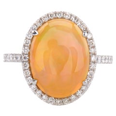 Bague Cluster avec opale ovale en or blanc 18Kt et diamants taille brillant en halo