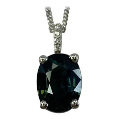 Collier pendentif en or 18 carats entouré de diamants et saphir bleu vert foncé ovale de 1,70 carat