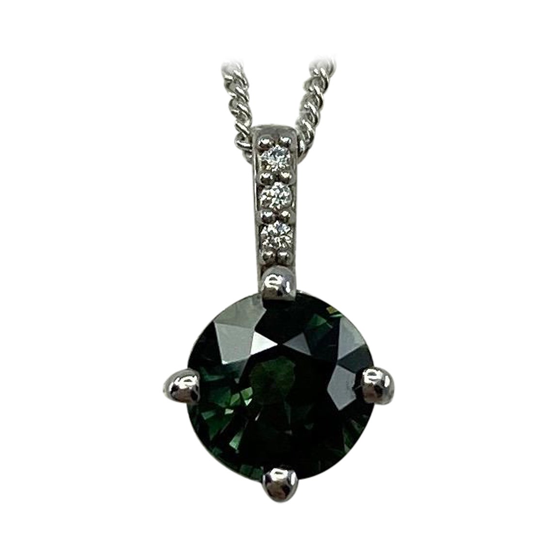 Pendentif en or blanc 18 carats avec entourage de diamants et saphir bleu vert non traité de 1,05 carat