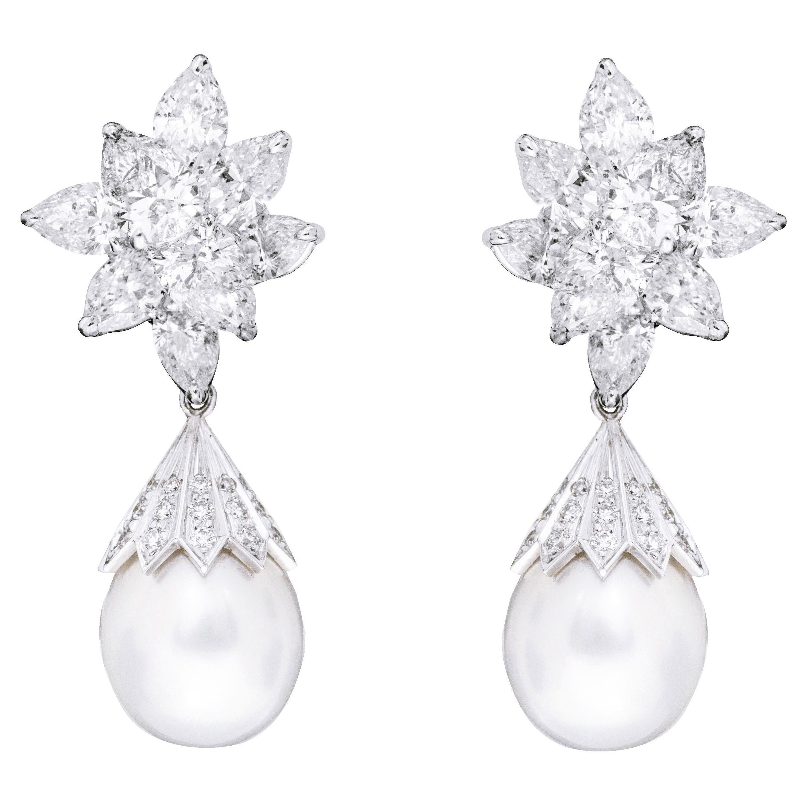 Boucles d'oreilles en goutte modulées en or blanc 18 carats avec diamants 23,84 carats et perles