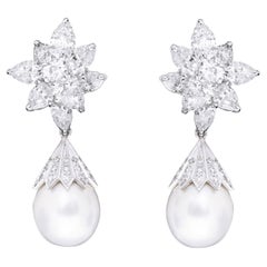 Boucles d'oreilles en goutte modulées en or blanc 18 carats avec diamants 23,84 carats et perles