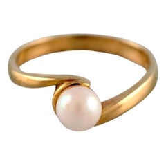 Danish Jeweler, Vintage Ring in 8 Carat Gold Adorned with Cultured Pearl